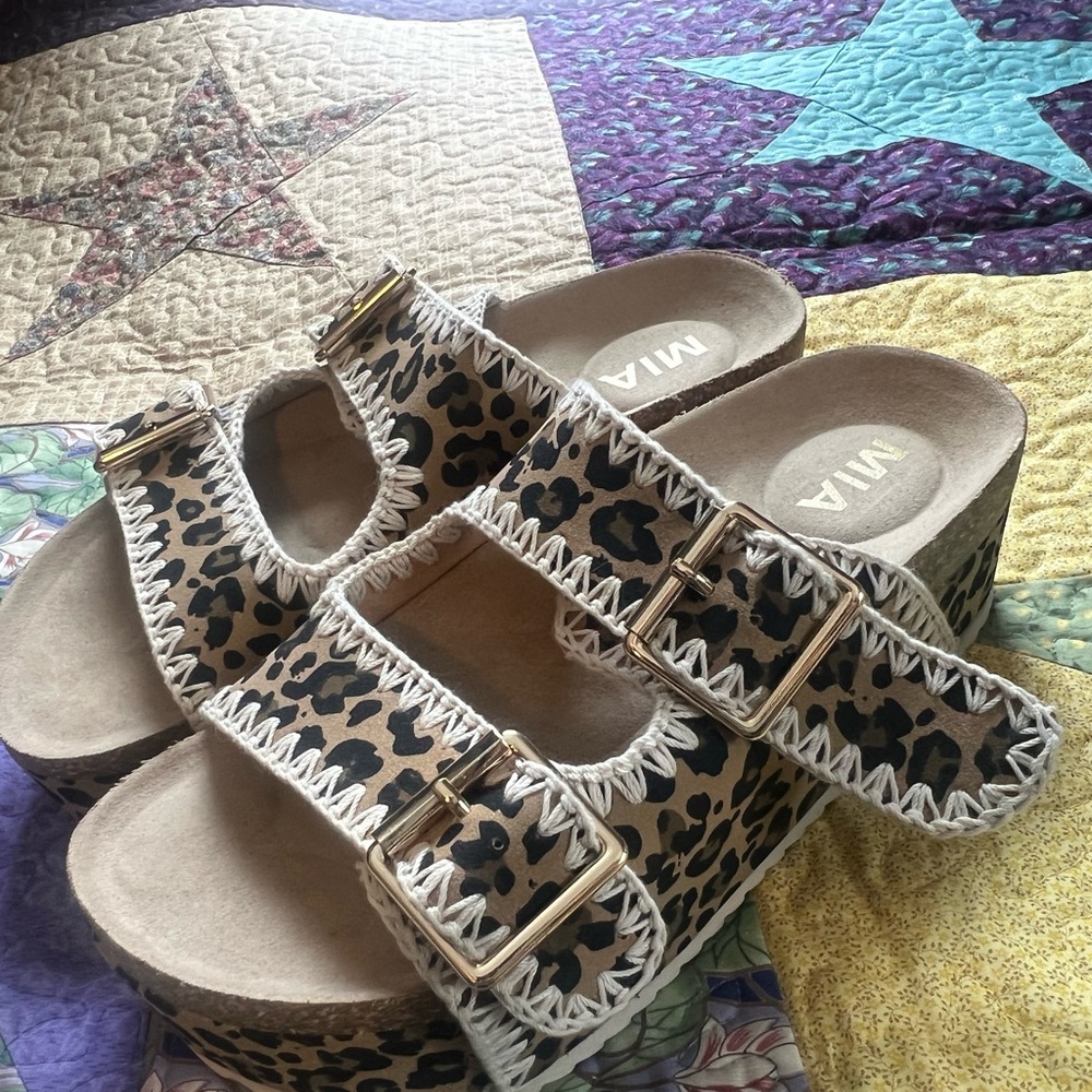 BUCKLE | Leopard Pattern Kids Sandals - Picture 3 of 7